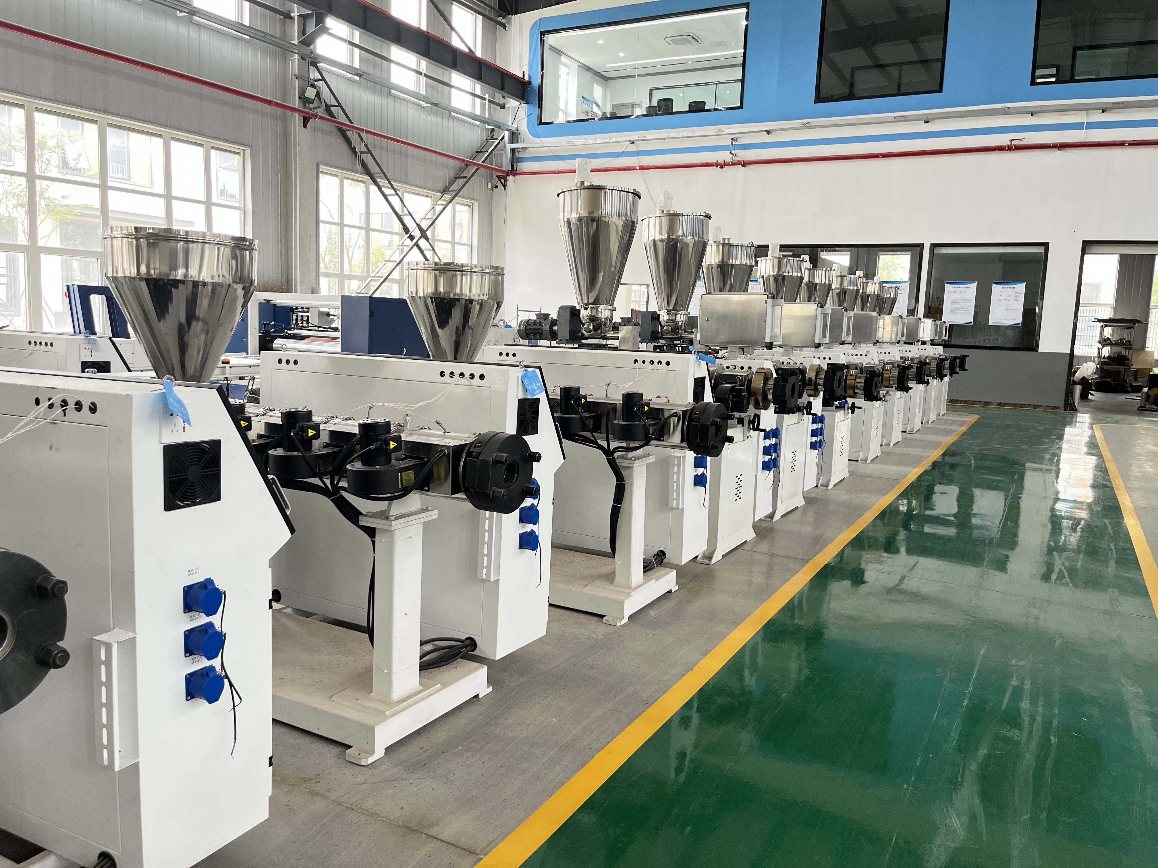 Каковы характеристики продукта пластикового экструдера?