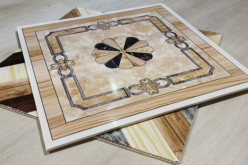 Потолочная панель из ПВХ