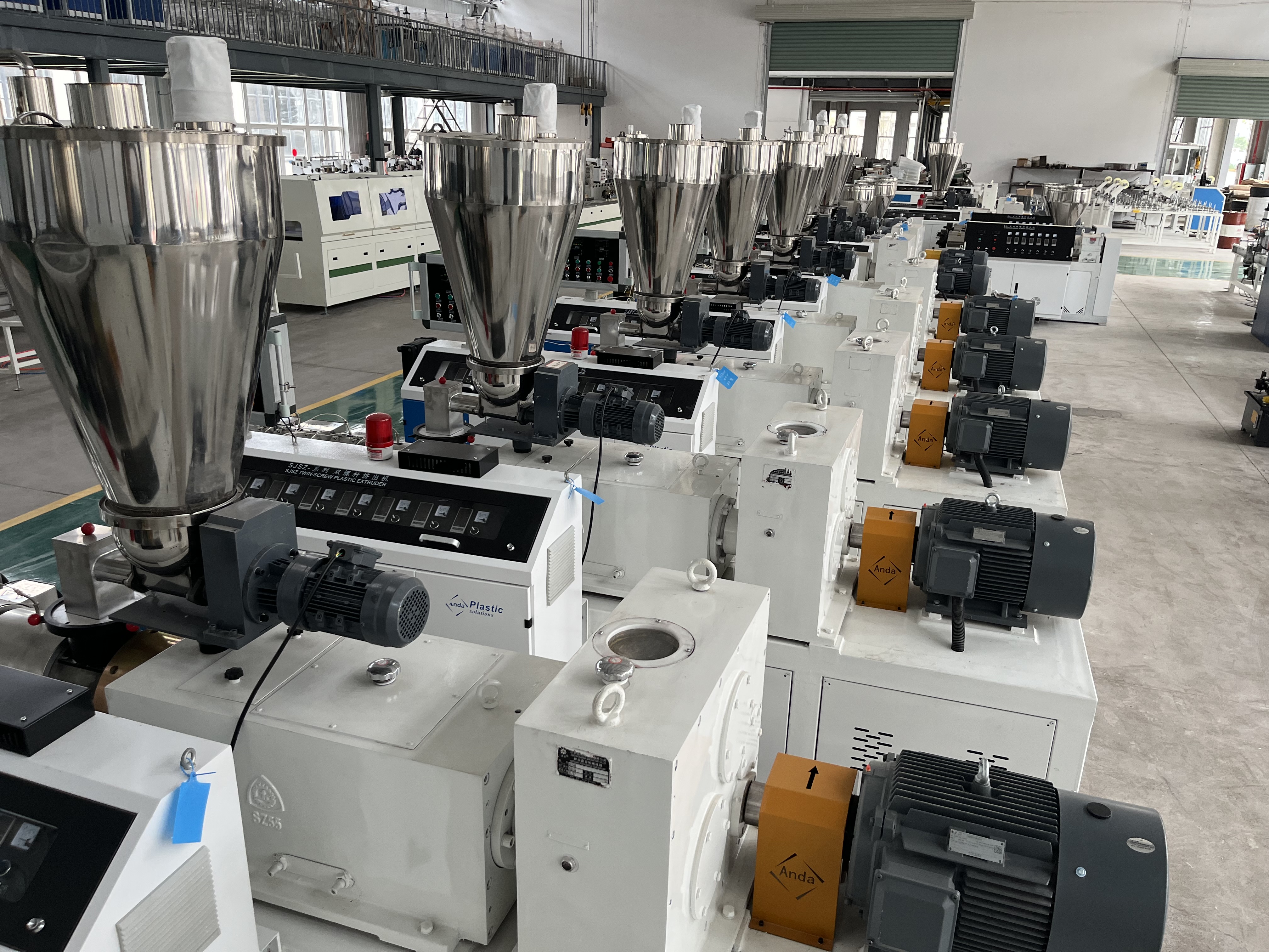 Каковы основные компоненты пластикового экструдера?