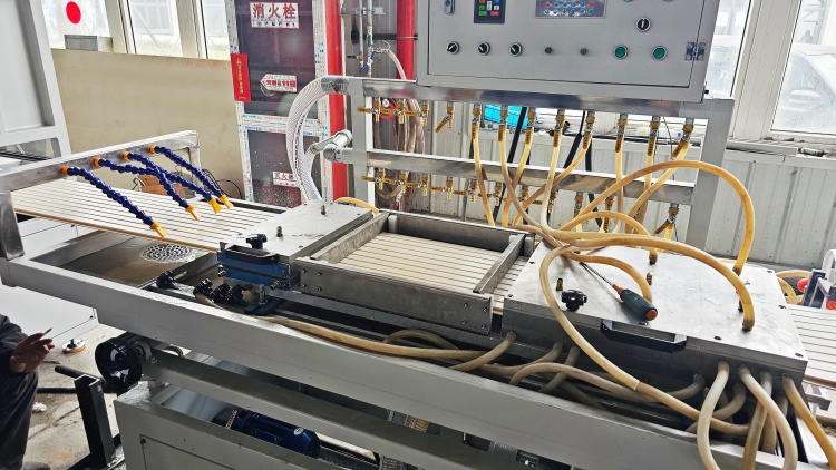 Линия по производству панелей ПВХ, машина для изготовления рифленых панелей из ПВХ, машина для изготовления рифленых панелей из ПВХ